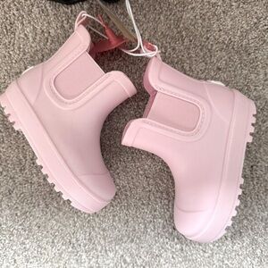 NWT Bearpaw toddler light pink rubber ankle boots